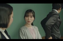 主人公のバディ役を演じる守屋麗奈（櫻坂46）。「大丸愛は選択する」第1話場面より。