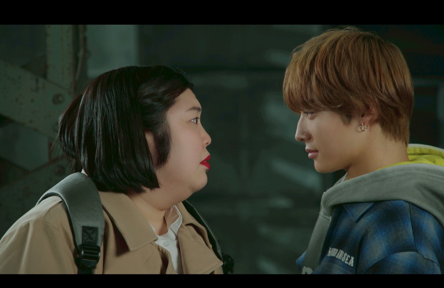 熊元プロレス（紅しょうが）と髙松アロハ（超特急）。「大丸愛は選択する」第1話場面より。