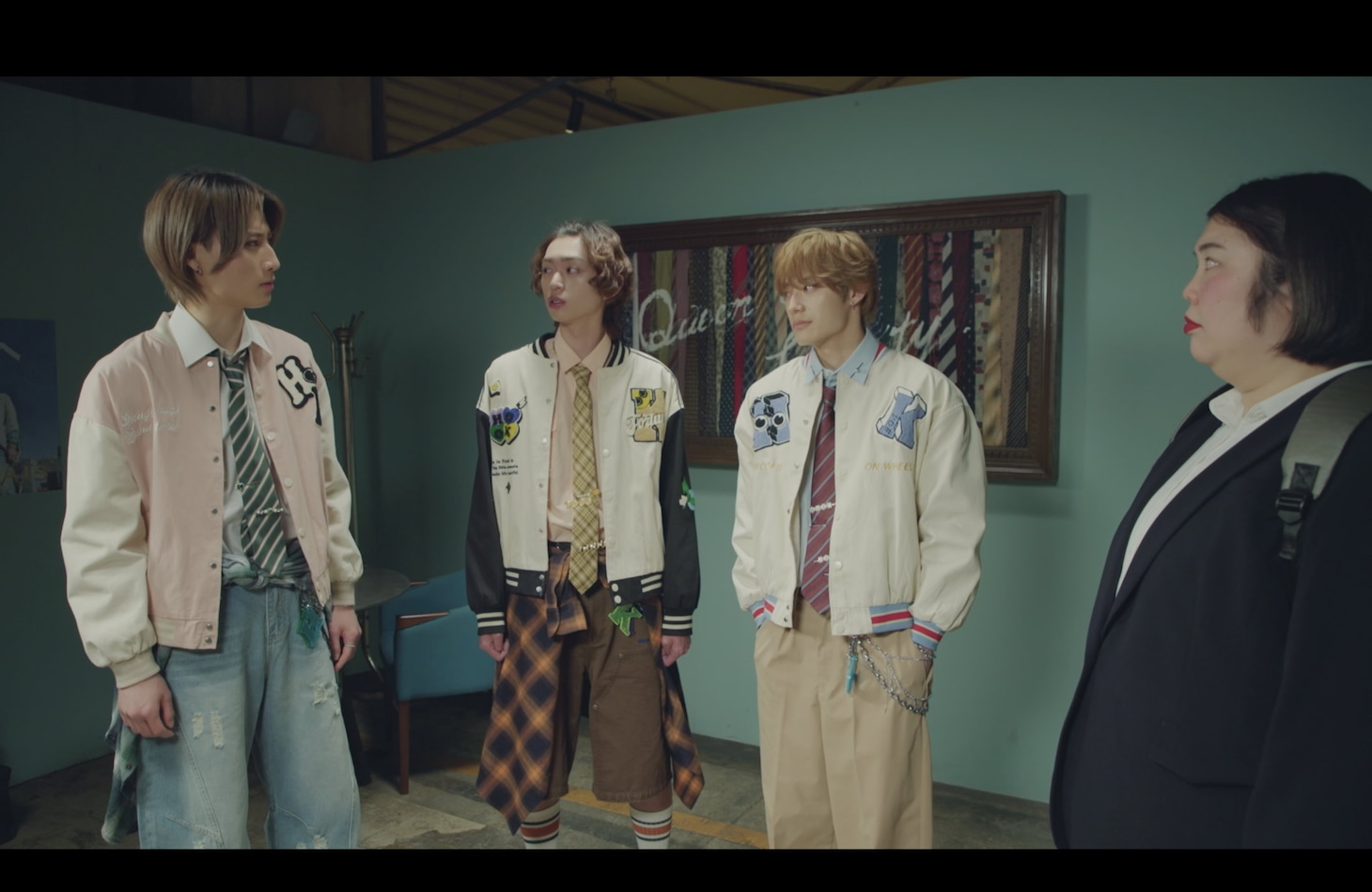 ROYAL CARATSのメンバーを演じる飯島颯（SUPER★DRAGON）、近藤駿太（Lienel）、髙松アロハ（超特急）。「大丸愛は選択する」第1話場面写真より。