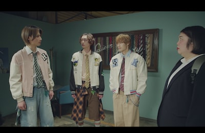 ROYAL CARATSのメンバーを演じる飯島颯（SUPER★DRAGON）、近藤駿太（Lienel）、髙松アロハ（超特急）。「大丸愛は選択する」第1話場面写真より。