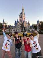 フロリダのウォルト・ディズニー・ワールド・リゾートを訪れたTravis Japanの吉澤閑也と宮近海斗（中央）。「王様のブランチ」のゴールデン特番「世界のディズニー全部見せますSP！」より。