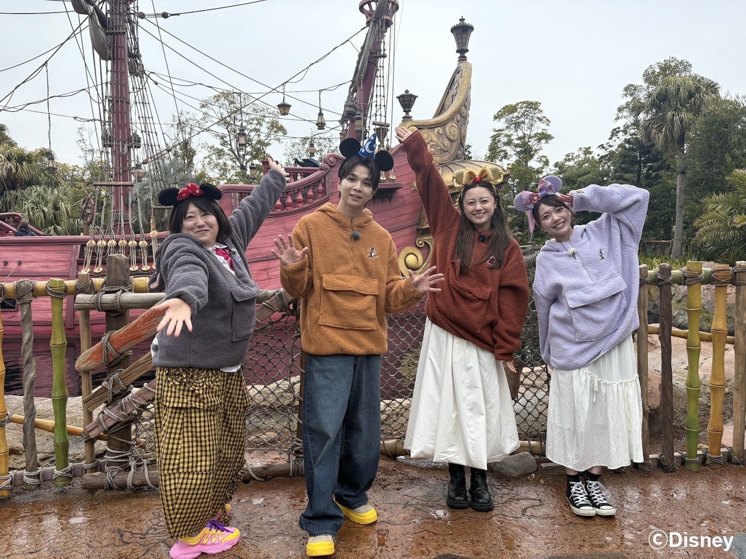 東京ディズニーシーを訪れたM!LK塩﨑太智（左から2番目）。「王様のブランチ」のゴールデン特番「世界のディズニー全部見せますSP！」より。