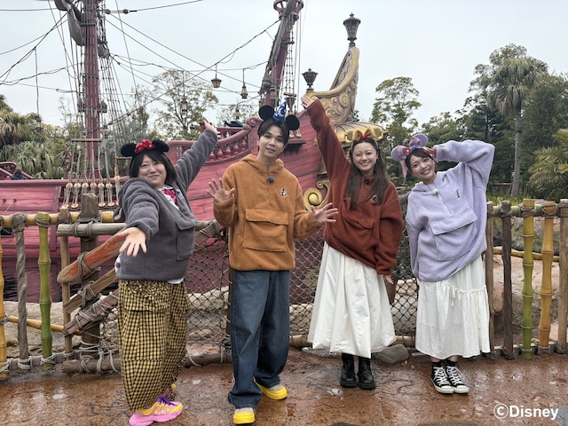 東京ディズニーシーを訪れたM!LK塩﨑太智（左から2番目）。「王様のブランチ」のゴールデン特番「世界のディズニー全部見せますSP！」より。