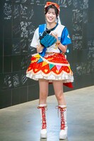 投球練習中の坂井仁香。