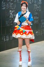 投球練習中の坂井仁香。