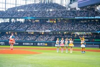 マウンドに立つ坂井仁香（左端）。