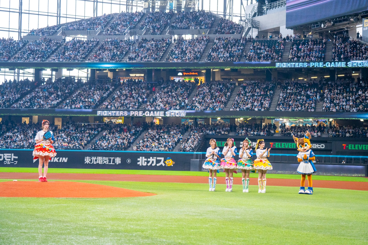 マウンドに立つ坂井仁香（左端）。