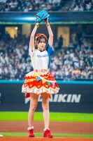 坂井仁香によるファーストピッチの様子。