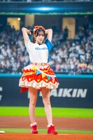 坂井仁香によるファーストピッチの様子。