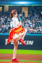 坂井仁香によるファーストピッチの様子。