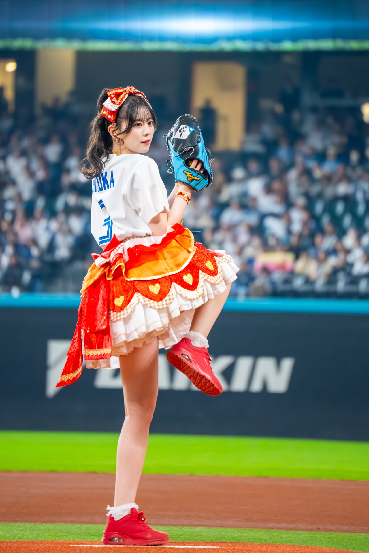 坂井仁香によるファーストピッチの様子。