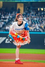 坂井仁香によるファーストピッチの様子。