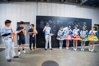 ファイターズの選手にペンライト「Tokimeki♡Light Stick」をプレゼントする超ときめき♡宣伝部。