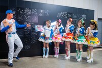 超ときめき♡宣伝部に清宮FRIENDSのグッズをプレゼントする清宮幸太郎選手。