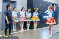 山本拓実選手から指導を受ける坂井仁香。