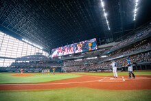 ファーストピッチを終え、一礼する坂井仁香（左奥）。