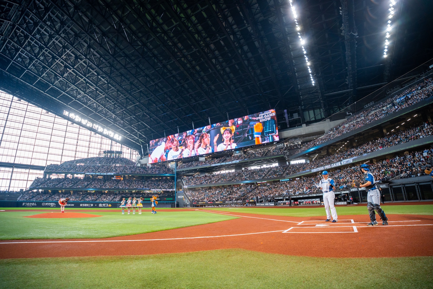 ファーストピッチを終え、一礼する坂井仁香（左奥）。