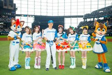 清宮幸太郎選手と記念撮影する超ときめき♡宣伝部。