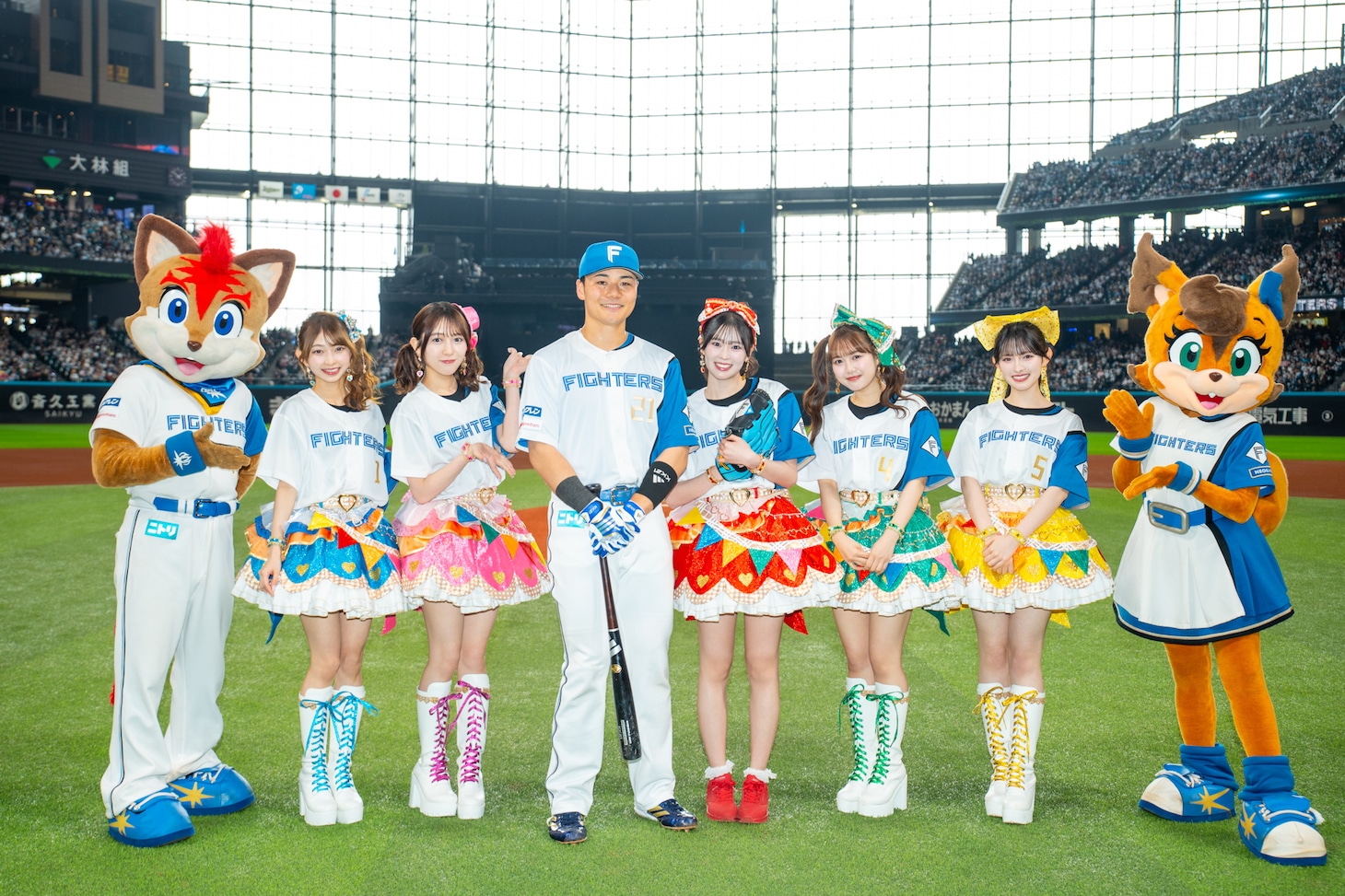 清宮幸太郎選手と記念撮影する超ときめき♡宣伝部。