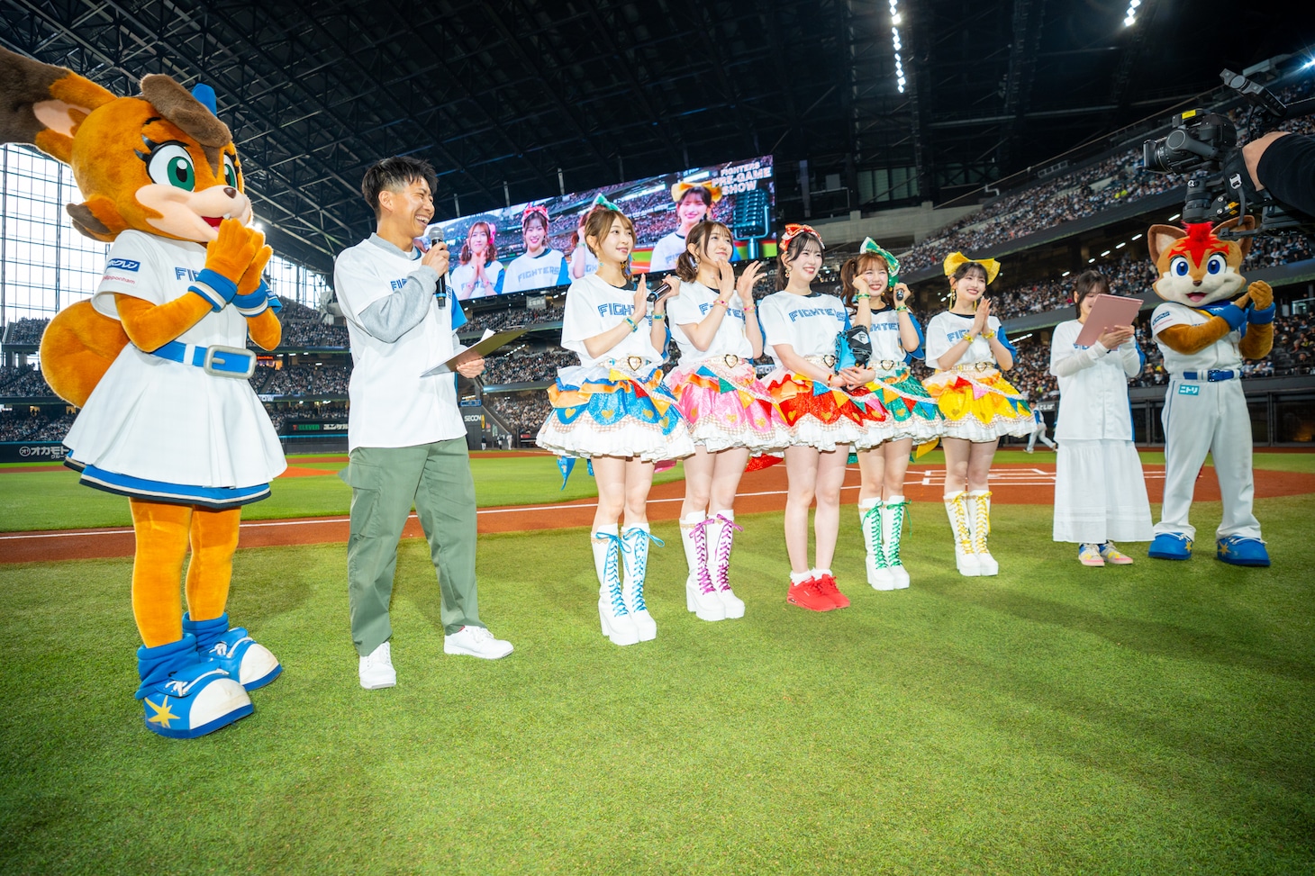 エスコンフィールドHOKKAIDOのグラウンドに登場した超ときめき♡宣伝部。