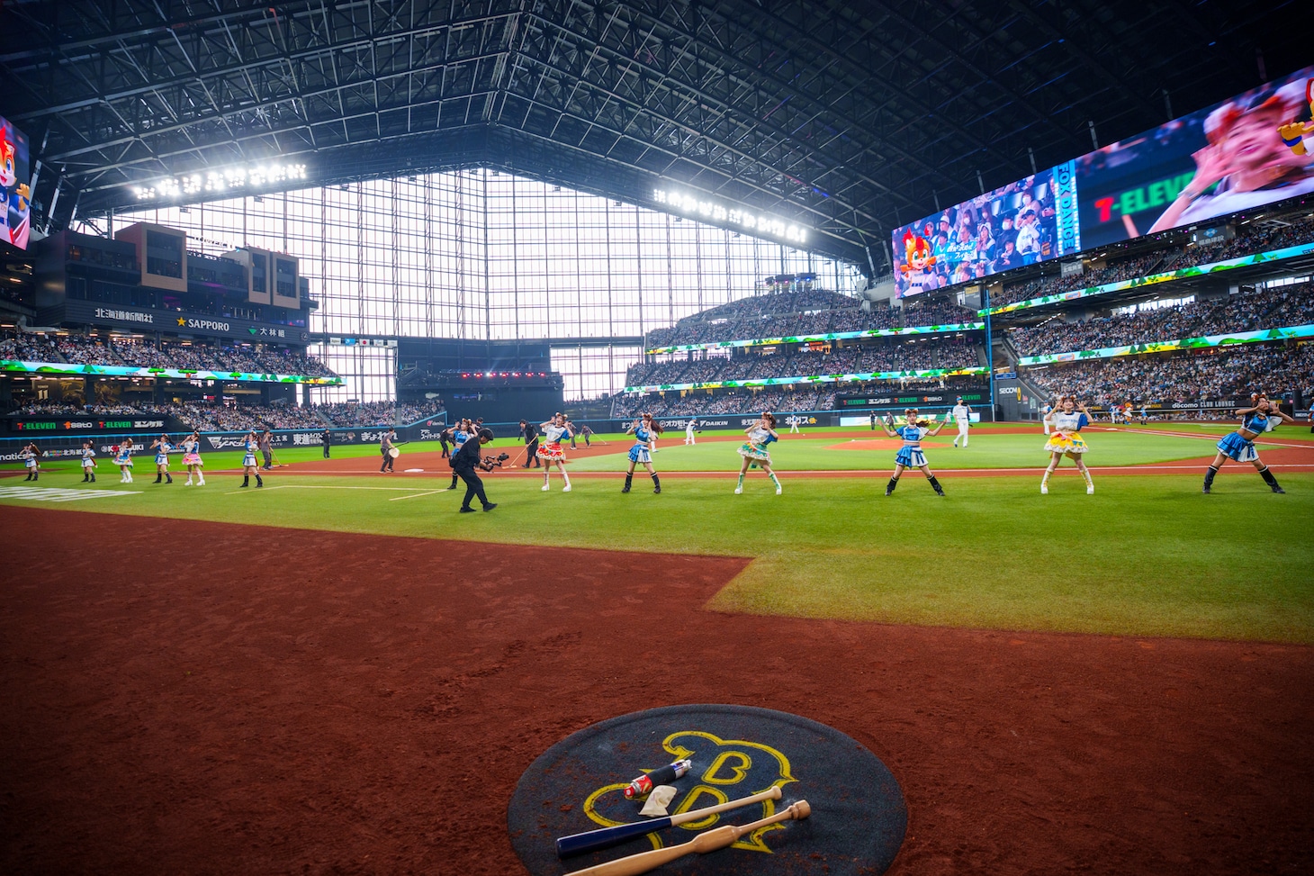 ファイターズガールと“きつねダンス”を踊る超ときめき♡宣伝部。