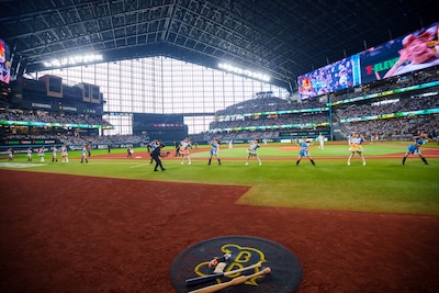 ファイターズガールと“きつねダンス”を踊る超ときめき♡宣伝部。