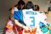 ライブ前に円陣を組む超ときめき♡宣伝部。