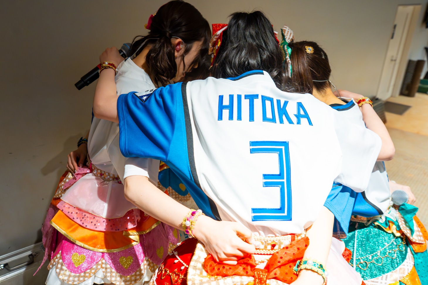 ライブ前に円陣を組む超ときめき♡宣伝部。