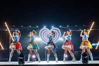 超ときめき♡宣伝部によるライブの様子。