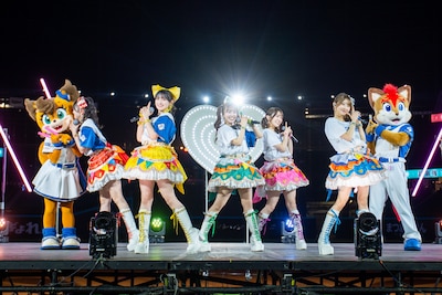 超ときめき♡宣伝部によるライブの様子。