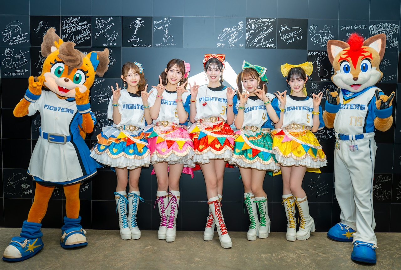 北海道日本ハムファイターズのマスコットキャラクターであるフレップ、ポリーと記念撮影する超ときめき♡宣伝部。