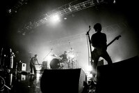 MO'SOME TONEBENDERのライブの様子。