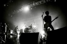 MO'SOME TONEBENDERのライブの様子。