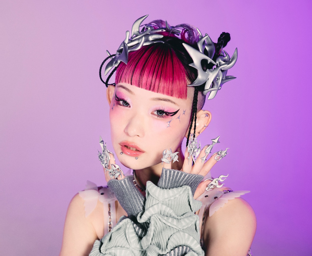 水曜日のカンパネラが新ビジュ公開、爪ギラギラ