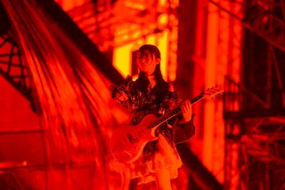 エレキギターを弾く正源司陽子。©Seed & FlowerLLC