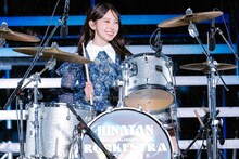 ドラムを叩く金村美玖。©Seed & FlowerLLC