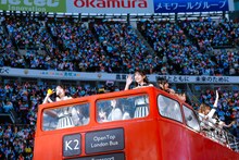 ロンドンバスに乗って場内を移動する日向坂46。©Seed & FlowerLLC