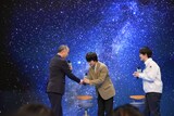 会見にスペシャルゲストとして登壇した野口聡一（左）と握手する北村匠海（DISH//）、神木隆之介。