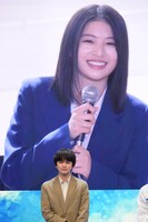 出口夏希の話を聞く北村匠海（DISH//）。