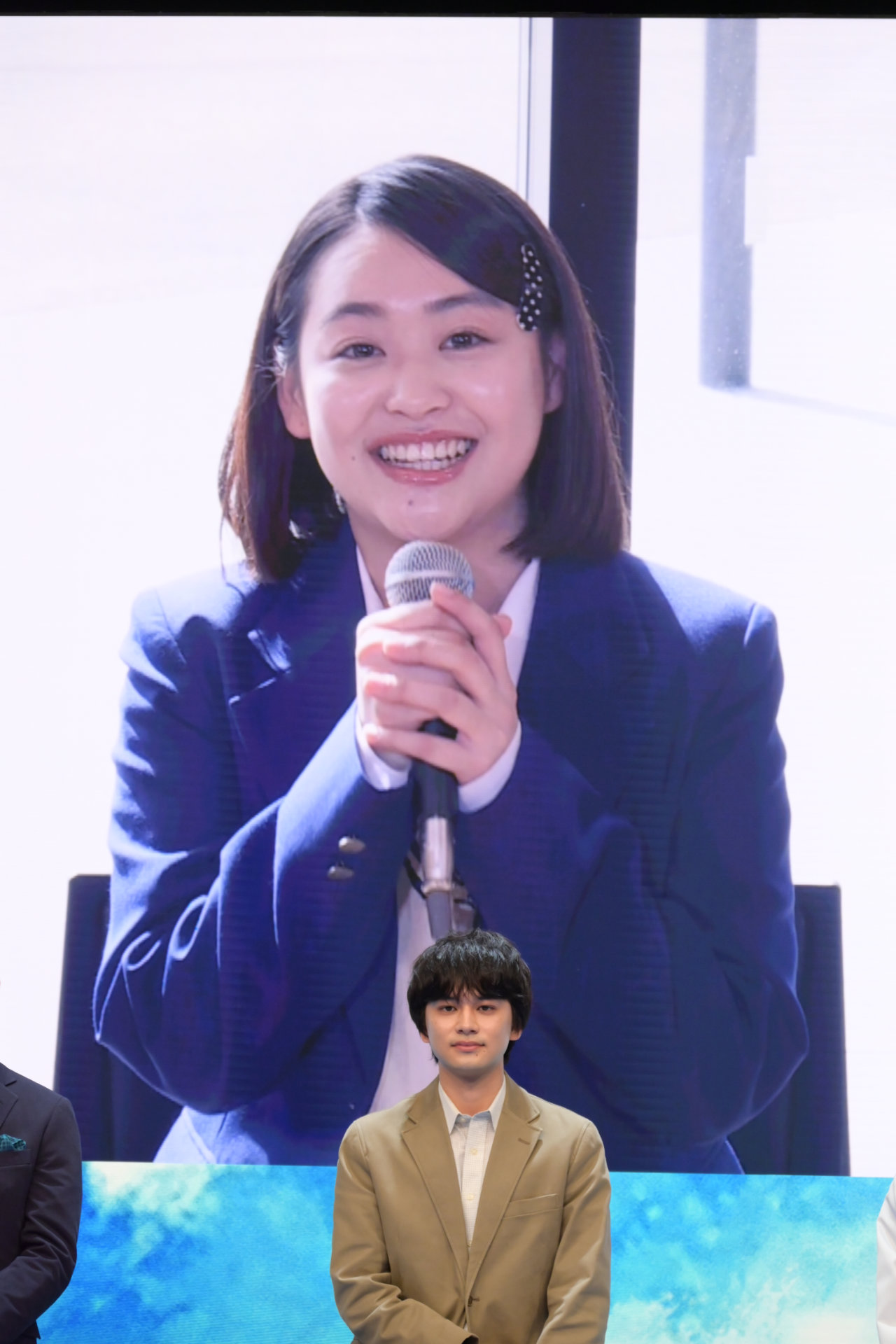 西本まりんの話を聞く北村匠海（DISH//）。