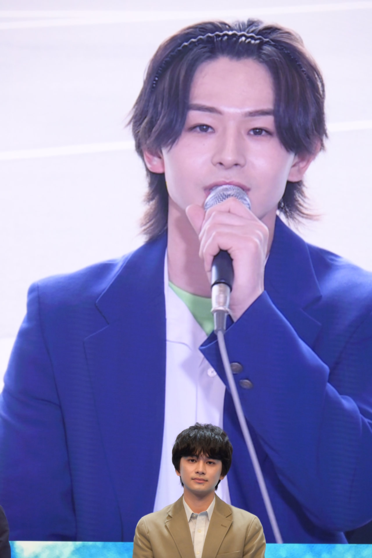 山下永玖（ONE N' ONLY）の話を聞く北村匠海（DISH//）。