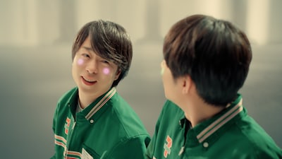 櫻井翔、相葉雅紀、天海祐希が出演するセブン-イレブン・ジャパン新CMより。