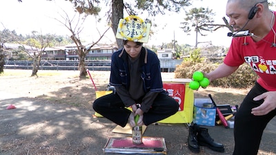 「相席食堂」で京都府宇治市を訪れ、一升瓶に乗るM!LKの塩﨑太智。©︎ABCテレビ