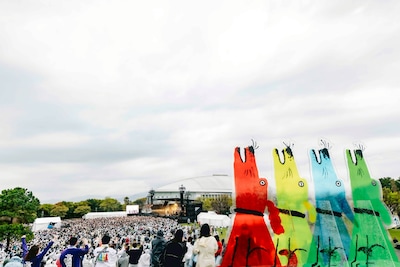 愛知・豊橋総合スポーツ公園で行われた04 Limited Sazabysによる野外フリーライブの様子。