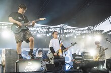 愛知・豊橋総合スポーツ公園で野外フリーライブを行う04 Limited Sazabys。（撮影：ヤオタケシ）