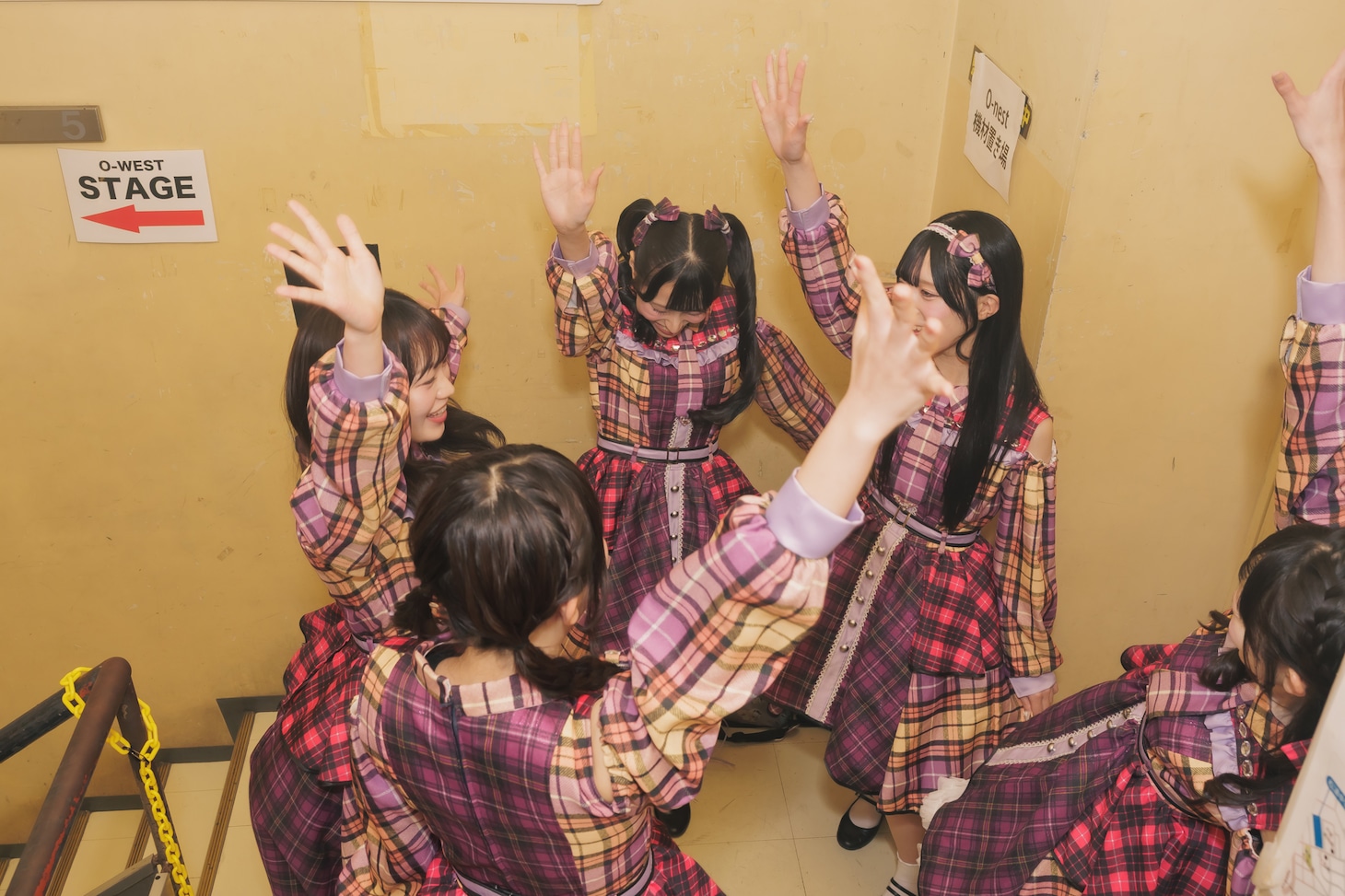 デビューライブ前に円陣を組むUNDO。（撮影：さいちょー）