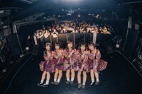 フロアをバックに記念撮影するUNDO。（撮影：さいちょー）