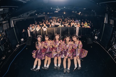 フロアをバックに記念撮影するUNDO。（撮影：さいちょー）