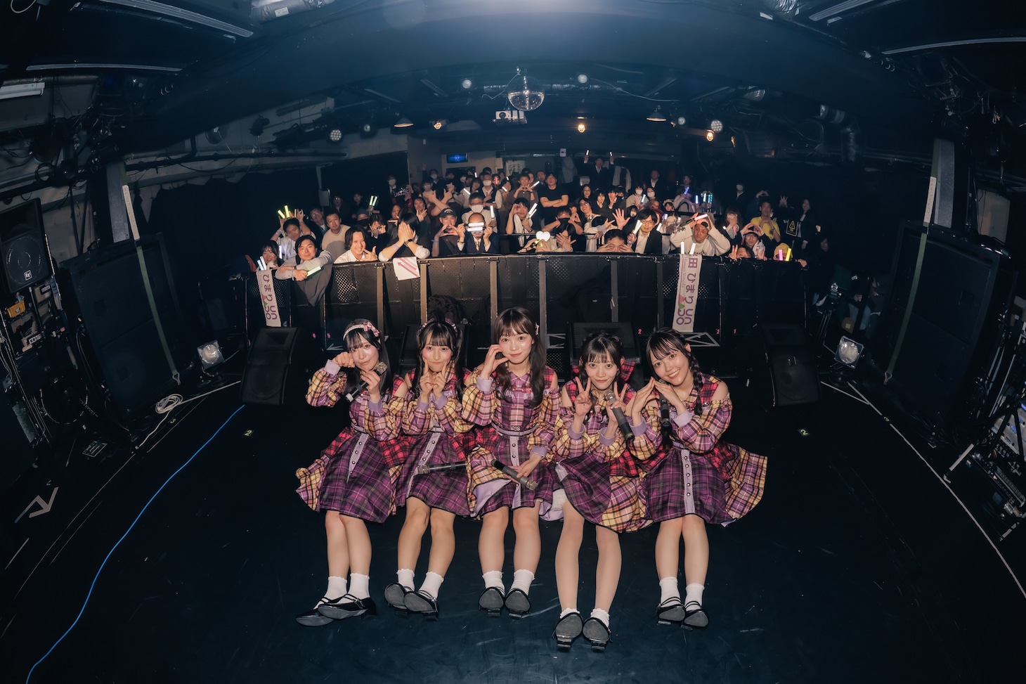 フロアをバックに記念撮影するUNDO。（撮影：さいちょー）