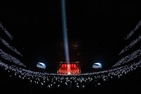 ファンによるHYDEへのサプライズの様子。（撮影：石川浩章）